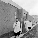 125879 Afbeelding van de aankomst van kardinaal B.J. Alfrink en zijn gevolg ter gelegenheid van de inzegening van de de ...